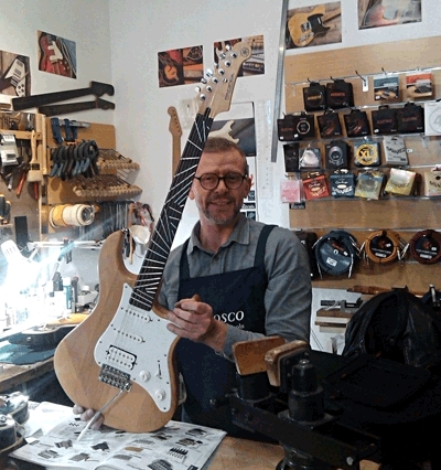 le luthier Johann Pioli de Toulouse et la guitare électrique nonoctaviante polyscalaire Arta Shadow-Sky Pacifica
