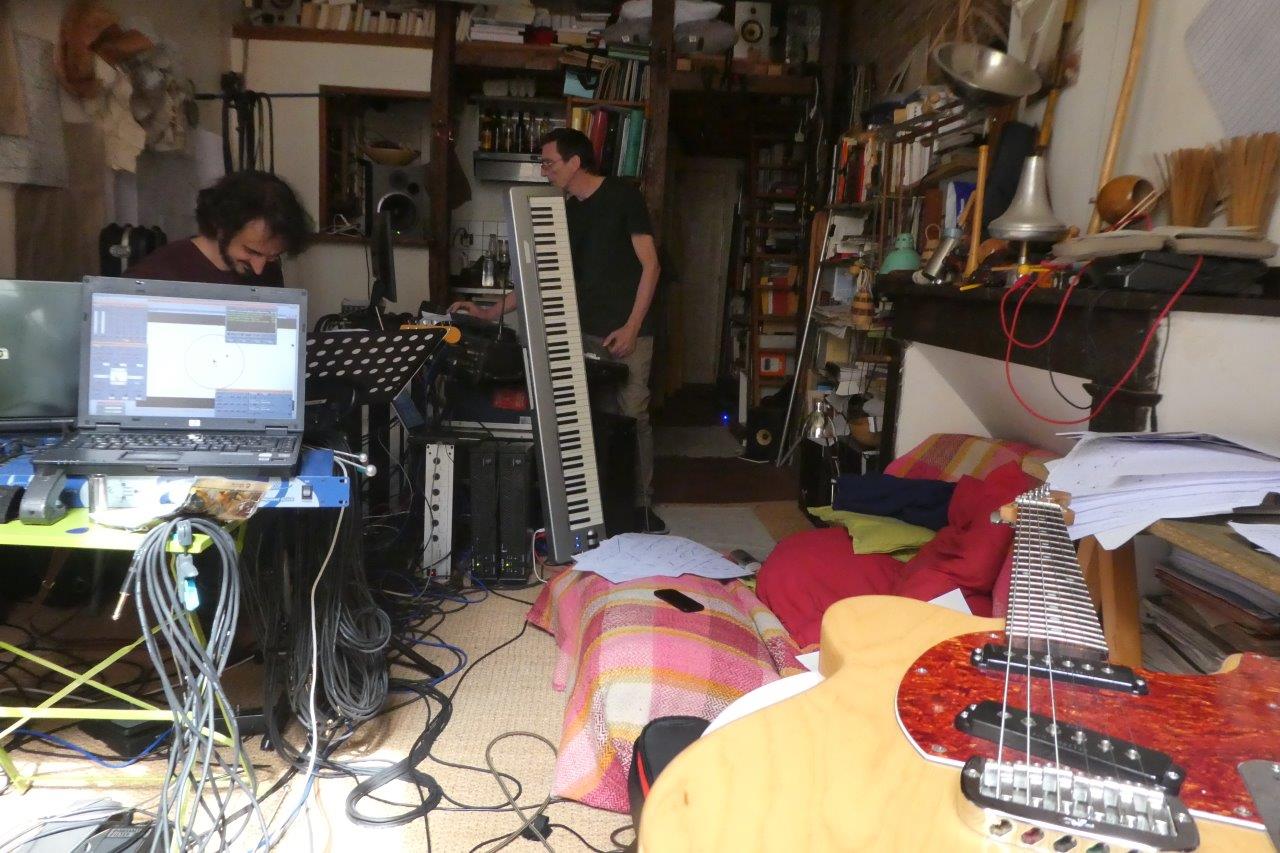 Les Guitares Volantes enregistent leur album spatial LA BÊTE TRIOMPHANTE au studio de musiques spatiales de Toulouse (Barascud et Shadow-Sky photographiés par Avizou)