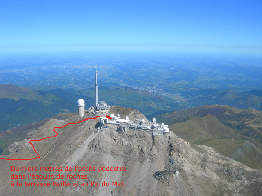 Derniers mètres de l’accès pédestre dans l’éboulis de roches à la terrasse Baillaud au Pic du Midi